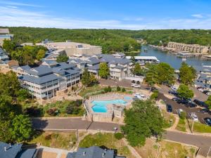eine Luftaufnahme eines Resorts mit Pool in der Unterkunft Paradise Lookout Margaritaville - Views and Pools in Osage Beach