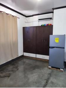 ゼネラル・ルナにあるMoonstone Suitesの冷蔵庫とキャビネットが備わったガレージ +9枚の写真