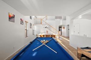 una mesa de billar en medio de una habitación en The Gem Getaway Pool Gameroom Gym by Relaxtay, en Casa Grande