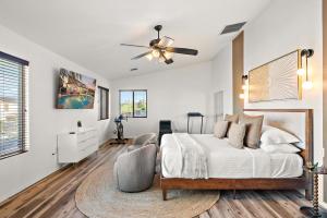 Un dormitorio con una cama y un ventilador de techo. en The Gem Getaway Pool Gameroom Gym by Relaxtay, en Casa Grande 71 fotos más