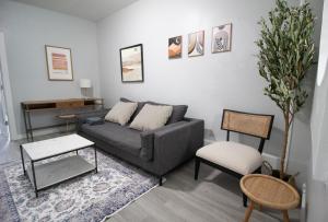 Boho 1-Bedroom Apt 15 Min to Manhattanにあるシーティングエリア