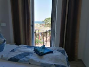 a bed in a room with a view of the ocean at Villa Strandläufer im Villen-Ensemble in Baabe
