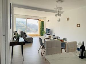 un salon blanc avec une table et des chaises dans l'établissement Apartamento Altos de Tamango con vistas y pisicina, à Torrox Costa