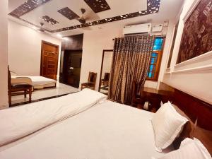 Postelja oz. postelje v sobi nastanitve Hotel Ram Anandam Inn