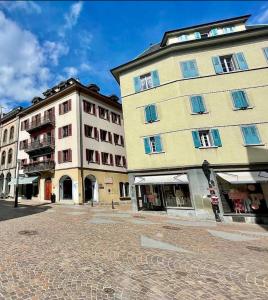 due edifici alti su una strada di ciottoli di Tourbillon a Sion