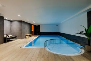 Bazén v ubytování Hotel Saint Sauveur by WP Hotels nebo v jeho okolí
