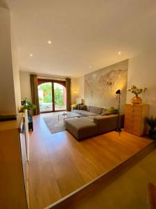 un salon avec un canapé et une table dans l'établissement Spacious Holiday Home, à Bruges