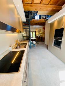 une cuisine avec un évier et un plan de travail dans l'établissement Spacious Holiday Home, à Bruges 16 autres photos