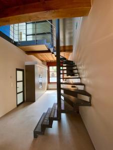 - un escalier dans une maison dotée de plafonds en bois dans l'établissement Spacious Holiday Home, à Bruges