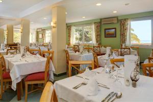 A restaurant or other place to eat at Universal Hotel Laguna