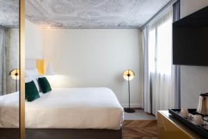 Un ou plusieurs lits dans un hébergement de l'établissement Le Louis Hotel Versailles Château - MGallery Collection