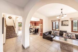 un salon avec un canapé et une table dans l'établissement Stavros Villa, à Pólis Chrysochoús