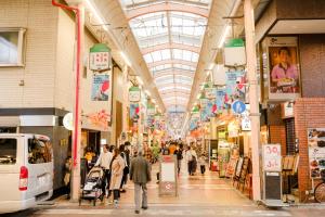 東京にあるNew Cozy APT Located on the Japanese Local shopping streetの商店街を歩く人々