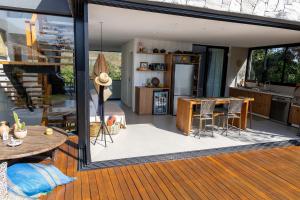 eine Küche und ein Wohnzimmer mit einer großen Glasschiebetür in der Unterkunft Casa LUXO c/ vista panorâmica em Vila Velha-SH095D in Convento da Penha