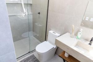 ein Badezimmer mit Dusche, Toilette und Waschbecken in der Unterkunft Casa LUXO c/ vista panorâmica em Vila Velha-SH095D in Convento da Penha + 25 Fotos
