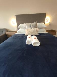 Una cama o camas en una habitación de Blue Views Superior at Brookes Hill Suites