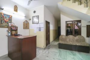 a lobby with a bar and a couch in a room at SPOT ON Motel Haryana in Chandīgarh