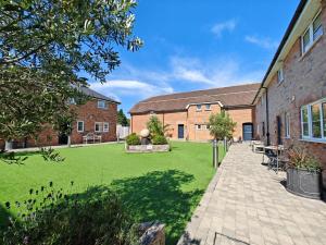 a courtyard of a brick building with a lawn at 1 Bed in Newport 95453 in Newport
