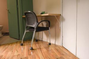 una silla negra sentada frente a un escritorio en Alojamiento que permite mascota en Medellín A103 By Roots Rentals, en Medellín