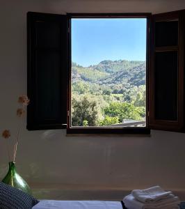 PompuにあるAffittacamere Casa del Paneの山の景色を望む窓
