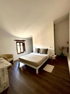 PompuにあるAffittacamere Casa del Paneのベッドルーム1室(ベッド1台、ソファ、窓付)