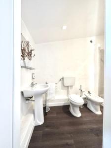 PompuにあるAffittacamere Casa del Paneの白いバスルーム(洗面台2台、トイレ付)
