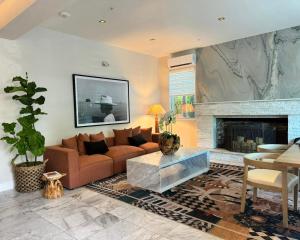 ein Wohnzimmer mit Sofa und Kamin in der Unterkunft Renzzi On The Beach in Miami Beach + 14 Fotos