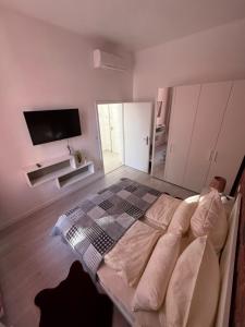 Una sala de estar con un sofá y un televisor de pantalla plana. en Arbes 10 - At the yellow Duck, en Praga