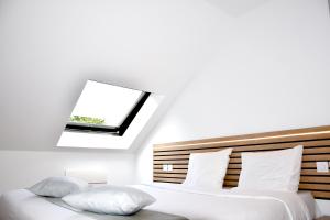 Postelja oz. postelje v sobi nastanitve Hôtel Bagatelle Paris Nord Roissy CDG
