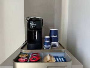 Příslušenství pro přípravu čaje a kávy v ubytování B&B Hotel Milano City Center Duomo