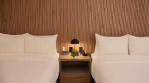 Cama ou camas em um quarto em Waymore Hotel Spa & Casino