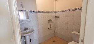 モハメディアにあるResidence Loumaの洗面台とトイレ付きのバスルーム
