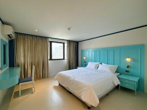 Ένα ή περισσότερα κρεβάτια σε δωμάτιο στο Jomtien Beachfront Apartment