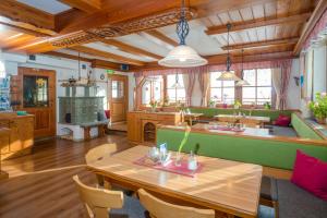 a dining room with a table and a kitchen at Glösalm in Ramsau am Dachstein