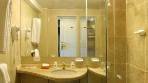 Koupelna v ubytování Hotel Crans Montana