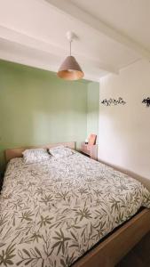 une chambre avec un grand lit dans une pièce dans l'établissement Le chant des oiseaux - Chalet, à Saint Lo