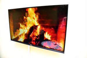 TV a/nebo společenská místnost v ubytování Posh Nest 1 Bd Suite