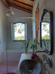 un bagno con lavandino e specchio di Casa Trancoso perto quadrado praia a Porto Seguro