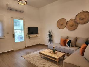 Ash ShumaysānīにあるGoga Apartment in Jabal Amman near Rainbow Streetのソファとコーヒーテーブルのあるリビングルーム