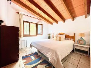 a bedroom with a large white bed in a room at Casa rural exclusiva con vista al mar en Calpe in Empedrola +39 photos