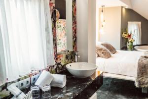 桑提亚纳德玛Hotel Cuevas - Adults Only的一个带水槽的带床的柜台浴室