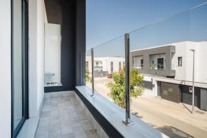 - une vue depuis le balcon d'un bâtiment doté de fenêtres dans l'établissement Casa flor del Rocio, à La Rinconada