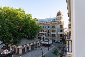 a view of a city street with a building at Centro apartamento 2-D in Huelva