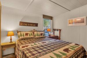 Ένα ή περισσότερα κρεβάτια σε δωμάτιο στο Nature's Nest Lake House