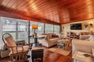 Χώρος καθιστικού στο Nature's Nest Lake House