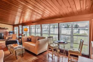 Χώρος καθιστικού στο Nature's Nest Lake House