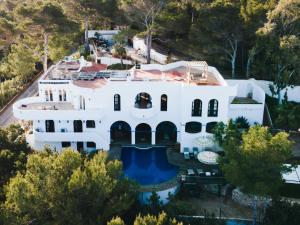 widok z lotu ptaka na dom z basenem w obiekcie Large Villa on Ibiza West Coast with pool & sunset view - Nirvana w mieście Cala Tarida