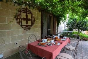 une table avec un tissu de table rouge et de la nourriture dans l'établissement Masseria Copertini, à Vernole 43 autres photos