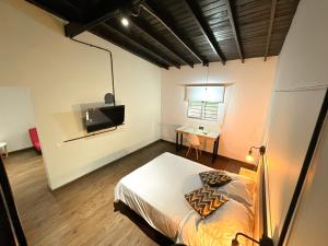 メデジンにあるStudio in Poblado near Envigado FRN103 By Roots Rentalsのベッドとテレビのある寝室