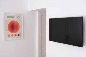 een flatscreen-tv die aan de muur hangt bij Corazón Cuatro in Jaén